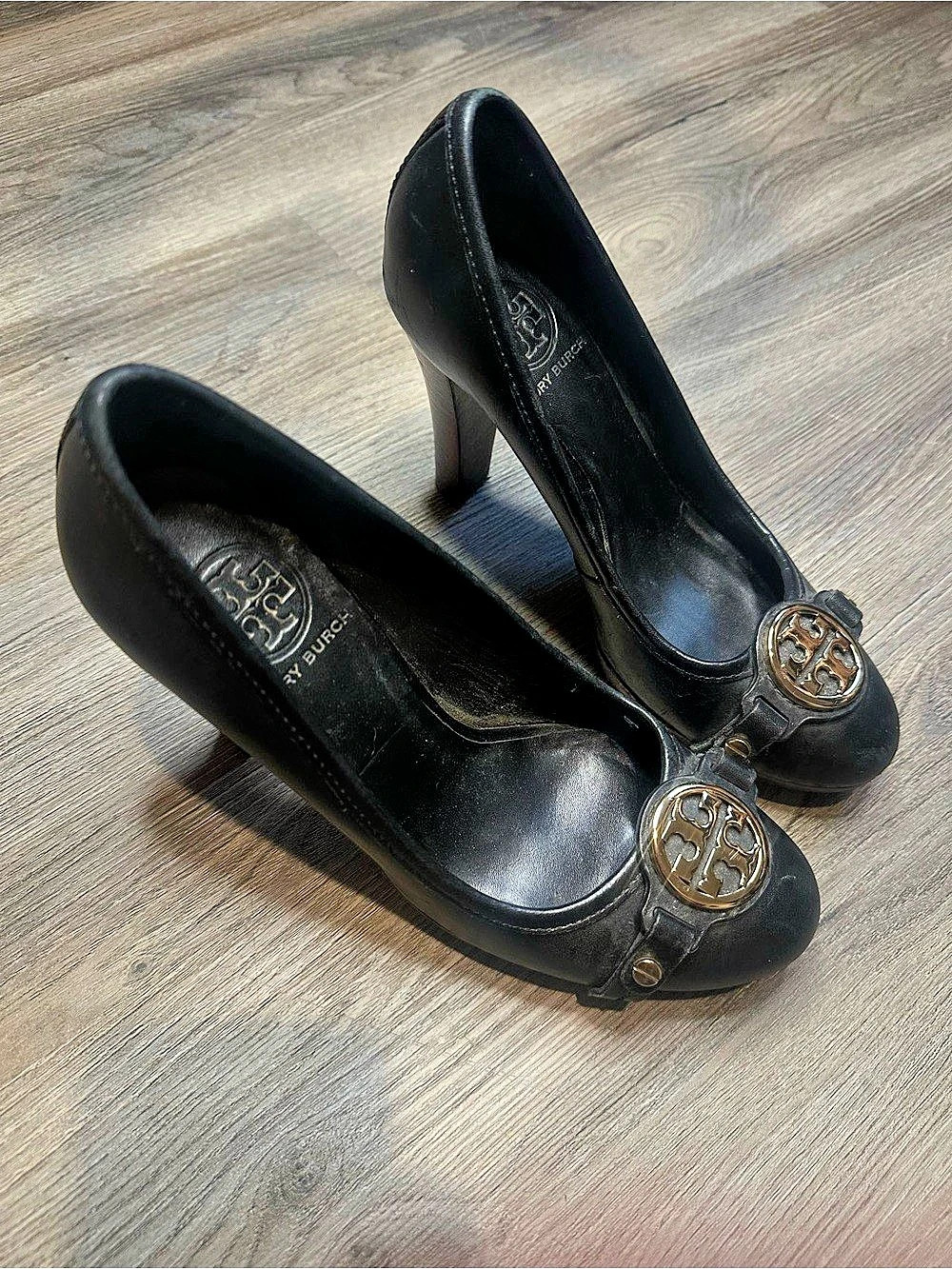 Tory Burch Black Leather Block Heel Pumps Gold Logo Medallion Round Toe Size 6
